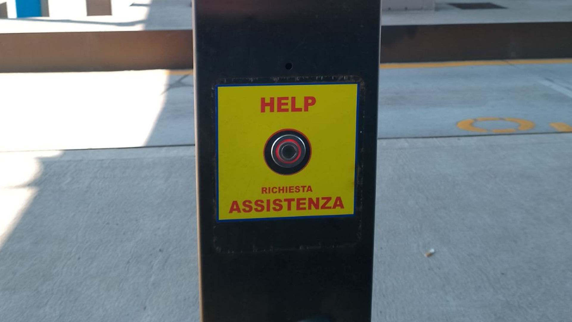 Pulsante HELP sulla colonnina del casello